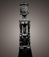 Dalton Somaré: Androgyne Figur mit Zwillingen, Dogon, Mali, 1406-1512 n. Chr., Holz, H 48 cm