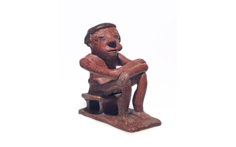 Sitzende Figur, Amerika, Kolumbien, -500–0, Ton (getrocknet), gebrannt, 13 x 7 x 12 cm, Museum Rietberg, 2021.214, Geschenk der Erbengemeinschaft August und Berthe Schelbert-Oeschger © Museum Rietberg, Zürich, Foto: Rainer Wolfsberger