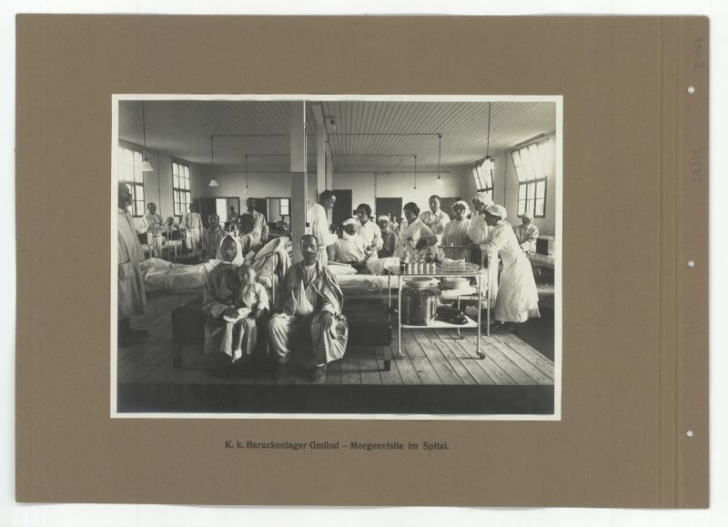 Morgenvisite im Spital des k.k. Barackenlagers für Flüchtlinge in Gmünd, 1914/15 © JMW