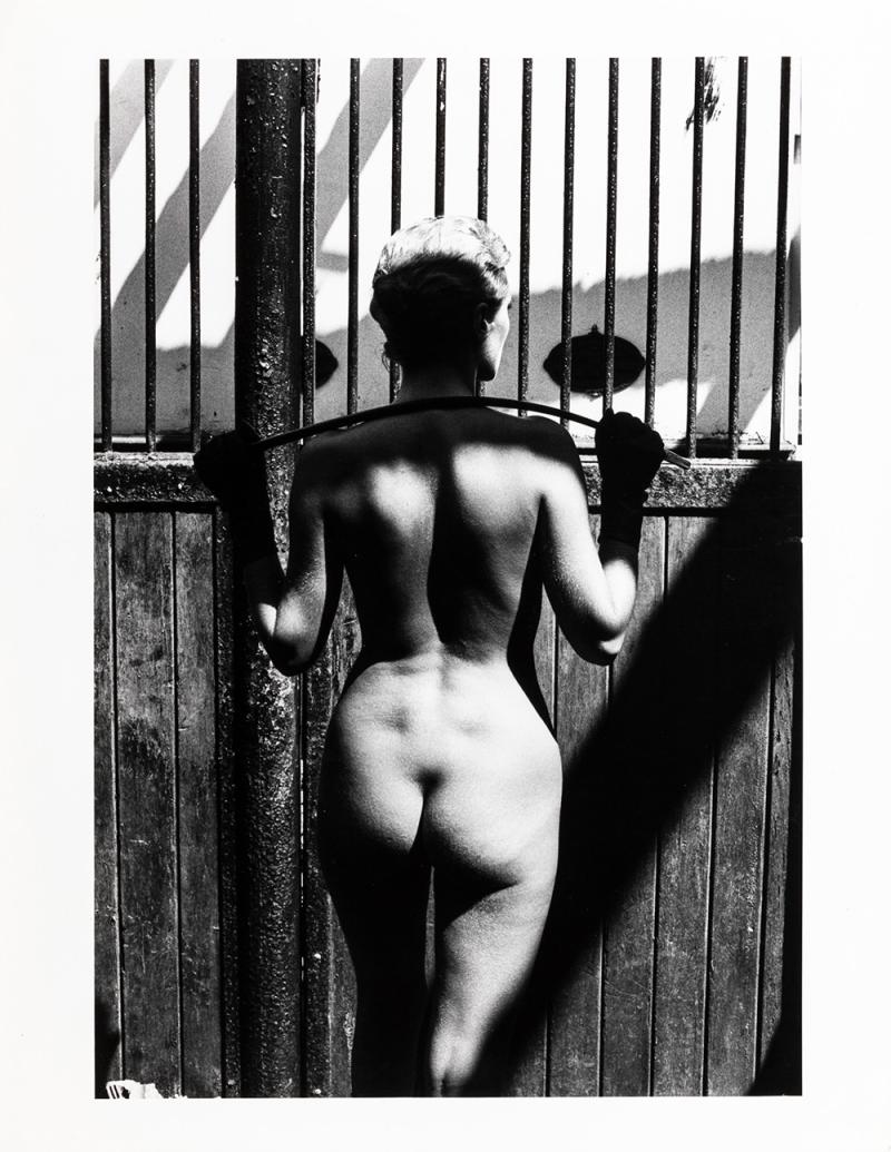 Helmut Newton, Roselyne at Arcangues, 1975, Stampa ai sali di gelatina d’argento, cm 39.1 × 31, Courtesy Glenda Cinquegrana