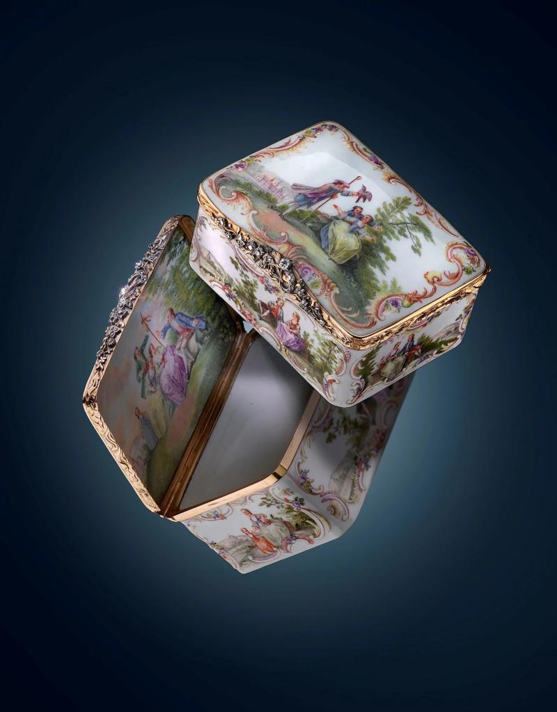 Meissen/Dresden  Präsent-Tabatiére, 1750 Massiv goldene Fassung mit reichem Diamantbesatz, 4,2x8x3cm, Bild: Christian Eduard Franke Kunsthandel