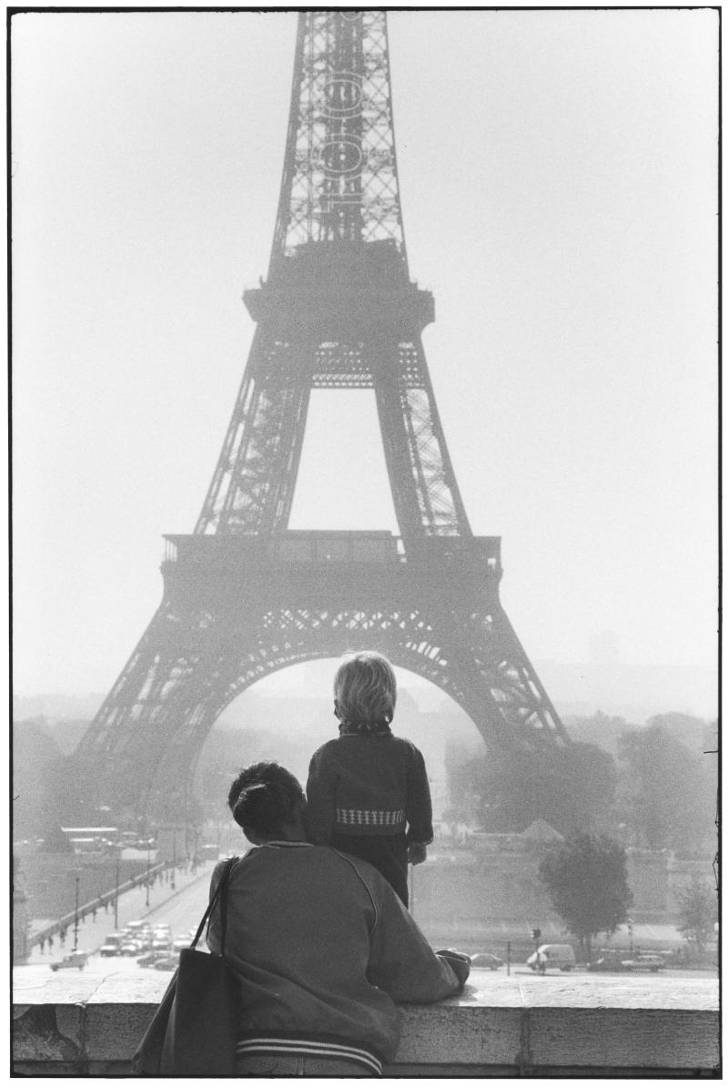 Elliott Erwitt (1928–2023, FR) Tour Eiffel, Paris Frankreich, 1989 Silbergelatineabzug 2012, 54,5 x 36,5 cm Am rechten unteren Rand vom Fotografen signiert in Tinte © Elliott Erwitt / Magnum Photos, courtesy OstLicht. Galerie für Fotografie