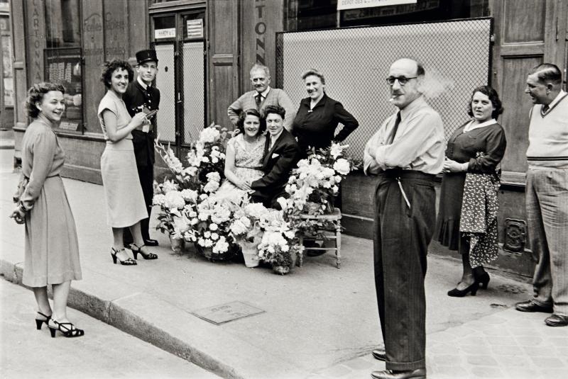 Henri Cartier-Bresson (1908–2004, FR) Hochzeit Frankreich, Paris, Le Marais, Rue de Turenne, 1951 Silbergelatineabzug 1980er, 16,1 x 24 cm Rückseitig Fotografen-Copyrightstempel © Henri Cartier-Bresson, courtesy OstLicht. Galerie für Fotografie