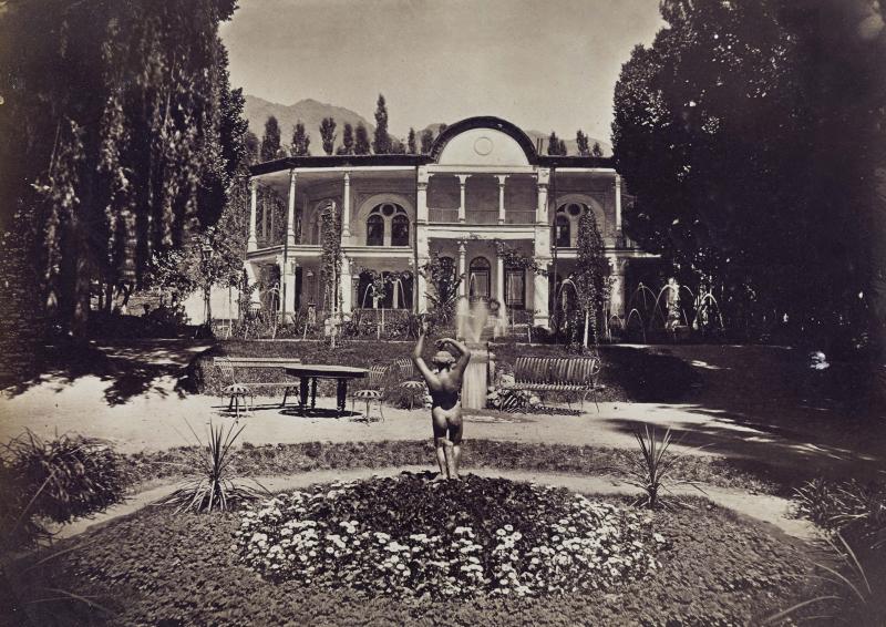 Palast von Kamran Mirza (1856–1929) mit Garten, Antoin Sevruguin, Iran, um 1880–1896, Albuminpapierabzug, 23 x 17,4 cm, Museum Rietberg, 2023.10.40, Geschenk der Erben von Emil Alpiger © Museum Rietberg, Zürich