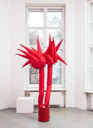 Otto Piene, Fleur du Mal, 1968–1970 Rotes Spinnakertuch, Polyethylen, Seil, Gebläse, Zeitschaltung 213 x 127 x 120 cm Otto Piene Estate, courtesy Sprüth Magers © 2024 ProLitteris, Zürich: Otto Piene Estate Foto: courtesy Sprüth Magers © Ingo Kniest