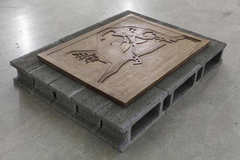 Ezio Gribaudo, Logogrifo, 1981. Ezio Gribaudo, The Weight of the Concrete, in a scenography by Davide Stucchi at Grazer Kunstverein, 2023 Courtesy: the Archivio Gribaudo, Davide Stucchi and Grazer Kunstverein. Photo: kunst-dokumentation.com