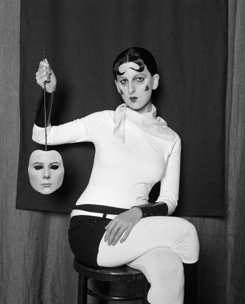 Gillian Wearing Me as Cahun Holding a Mask of My Face, 2012  © Gillian Wearing, courtesy Maureen Paley, London, Tanya Bonakdar Gallery, New York and Regen Projects, Los Angeles / SAMMLUNG VERBUND, Wien erworben 2012