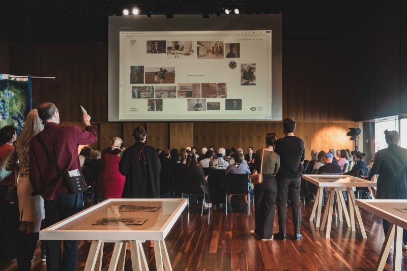 Die Kunstmesse STAGE Bregenz feierte vom 22. bis 25. Februar 2024 mit mehr als 5.500 Gästen erfolgreiche Premiere im Festspielhaus Bregenz.  Foto: Büro Magma.