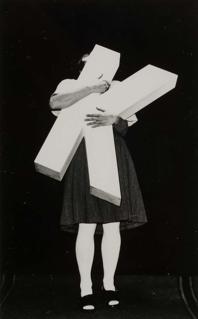 Josef Bauer, aus der Serie „Körpergalerie“, 1974, Silbergelatineabzug auf Barytpapier, Fotosammlung des Bundes am Museum der Moderne Salzburg, © Nachlass Josef Bauer, Foto: Hubert Auer