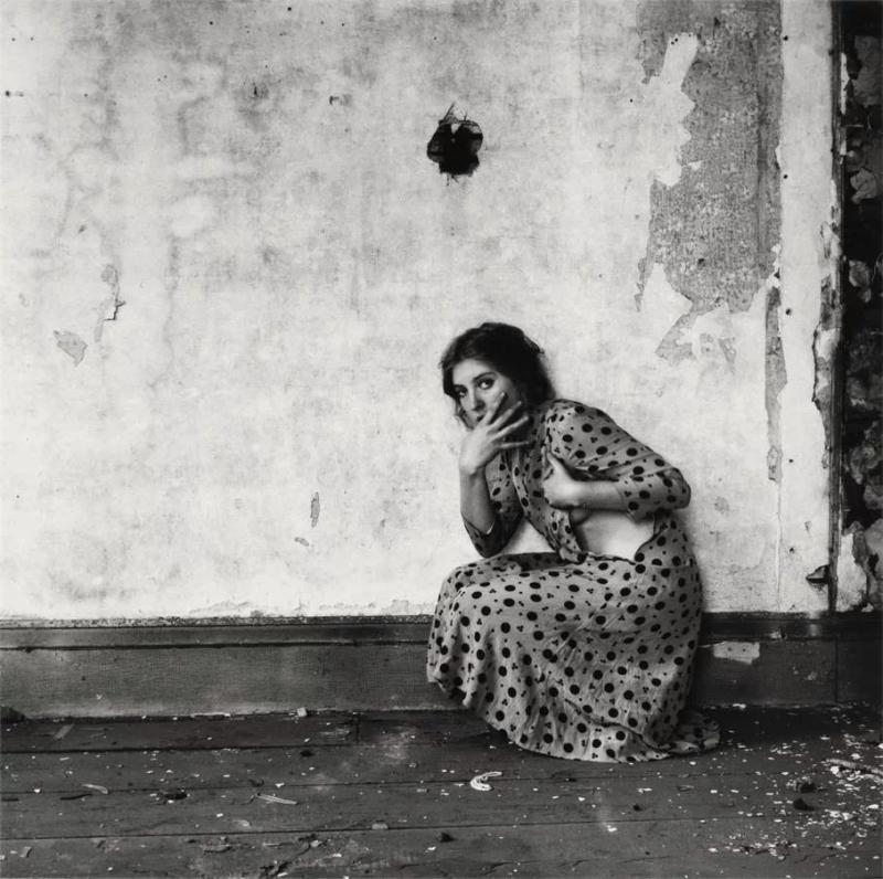 Francesca Woodman, Polka Dot, Providence, Rhode Island, 1976 © 2024 The Woodman Family Foundation, New York / Artists Right Society (ARS), New York / SAMMLUNG VERBUND, Wien Erworben 2