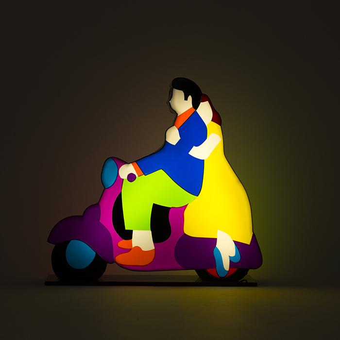 Deodato Arte Lodola Marco Amore e vespa Tecnica perspex luminosa Misure 50x48cm