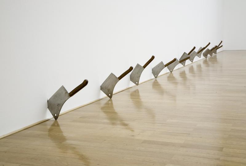 Barry Le Va Cleaved Wall, 1969/1970 12 Stahlbeile mit Holzgriffen je 44 x 17 x 2,5 cm; Gesamtlänge ca. 10 m Foto: Axel Schneider MMK Museum für Moderne Kunst, Frankfurt am Main / Ehemalige Sammlung Rolf Ricke im MMK, Frankfurt am Main, Kunstmuseum Liechtenstein, Vaduz und Kunstmuseum St. Gallen