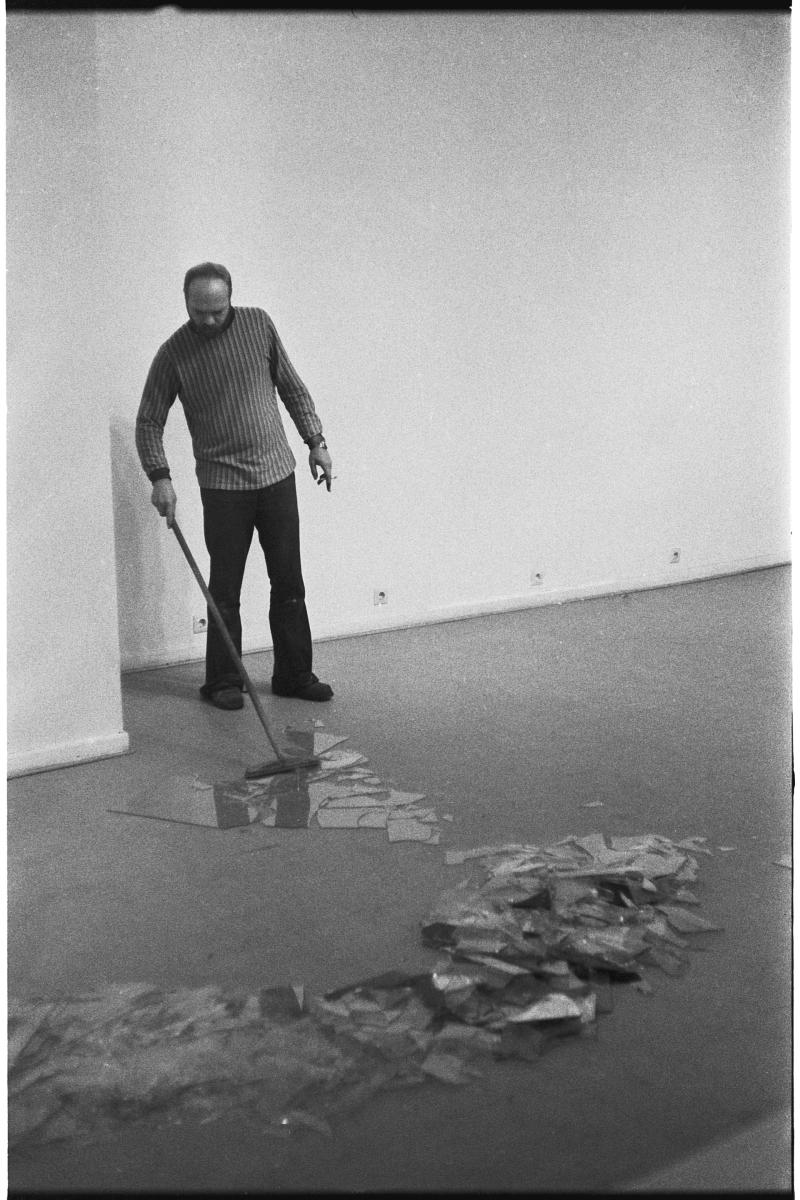 Barry Le Va beim Aufbau von «Bullit Piece», 1970 Galerie Rolf Ricke, Lindenstraße 22, Köln Foto: Unbekannt