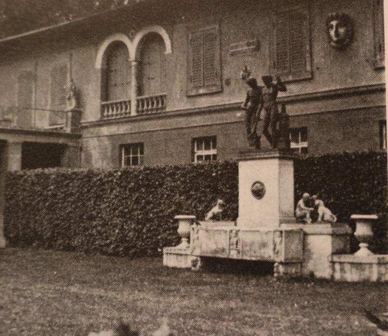 Der Gartenhof des Schlosses Glienicke vor 1945. © SPSG