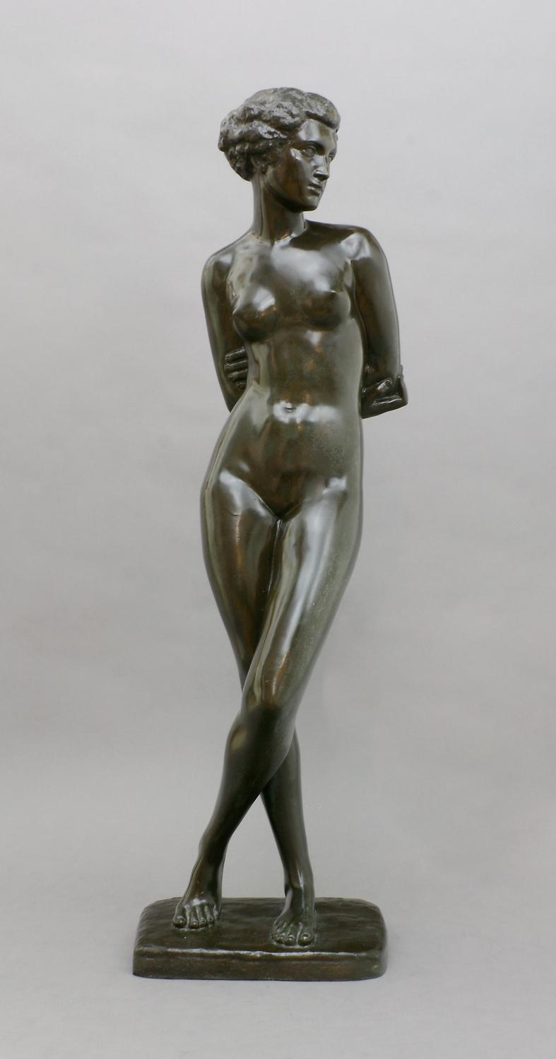 Seger, Ernst (1868 Neurode/Schlesien - 1939 Berlin) Die Keuschheit. Bronzefigur mit dunkelbrauner Patina auf Plinthe, dort monogrammiert E.S. sowie rückseitig an der Kante der Plinthe mit dem Giesserstempel Bildgießerei Kraas 1 Berlin 44. H 73 cm.