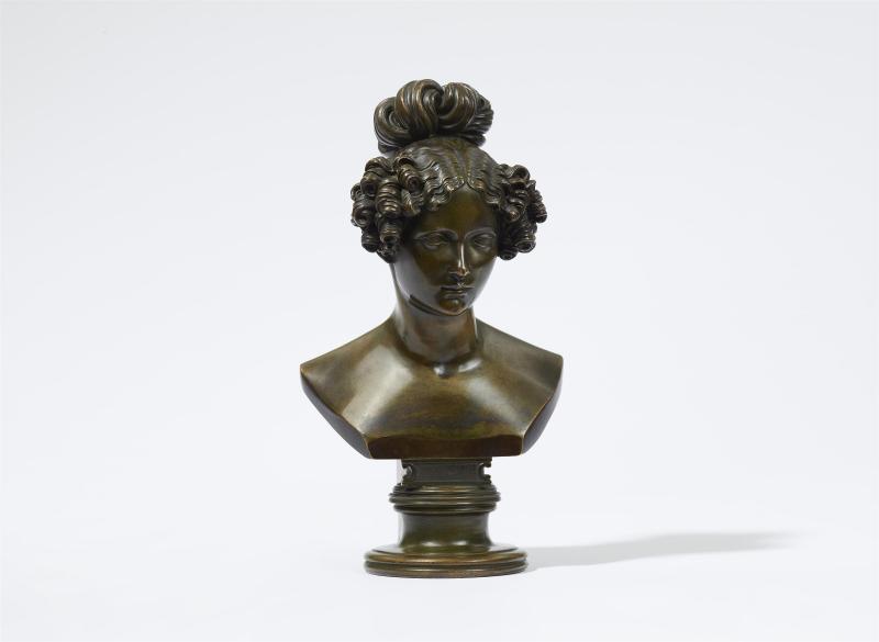 Büste der Opernsängerin Henriette Sontag Modell von Ludwig Wilhelm Wichmann, 1827 Bronze. Hinten am Schulteranschnitt graviert "W.Castner fec:". H 32 cm Schätzpreis € 10/15.000