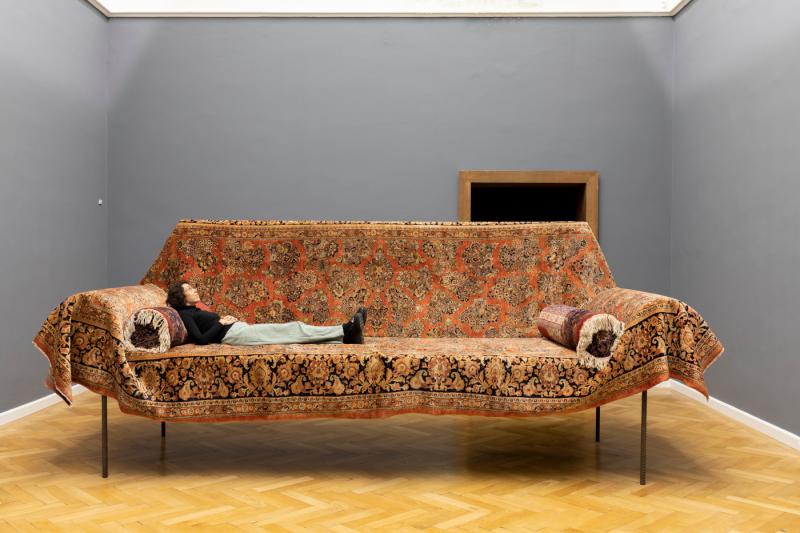 Auf dem Sofa (2019) von gelitin / gelatin dürfen Museumsbesucher*innen auch Platz nehmen. Copyright: Maria Kirchner