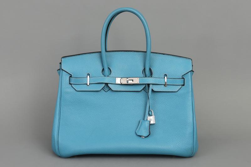 501 HERMÈS Birkin 35 Handtasche  türkisblaues Togo Leder (Bleu Turquoise), Palladium Hardware, Lederclochette mit 2 Schlüsseln, sowie Padlock (Nr. 121) vorhanden, 2010 (Jahresbuchstabe N im Quadrat), sehr guter Zustand (geringe Tragespuren)  Starting price €5,000 Estimate €10,000