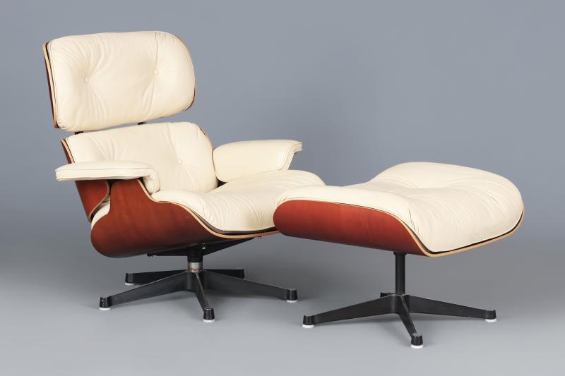 153 VITRA Lounge Chair mit Ottoman  Ausführung wohl um 2015, Entwurf CHARLES & RAY EAMES, Ausführung in cremeweißem Leder und Kirschholz-Sitzschale, geschwärztes, 5-strahliges Metall-Drehkreuz, am Boden Hersteller-Aufkleber, fast neuwertiger Zustand  Starting price €4,500 Estimate €9,000