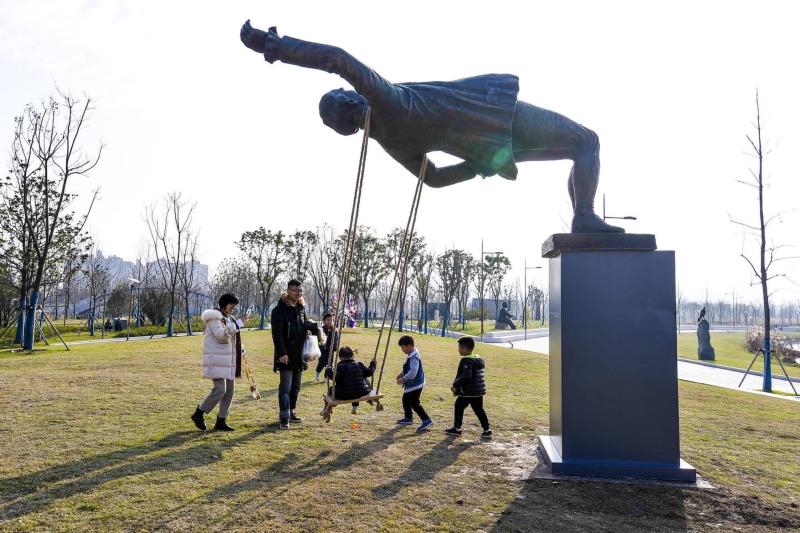 Fernando Sánchez Castillo Swing Theory of Hegel Skulptur 2018/2024 © Fernando Sánchez Castillo, courtesy Kulturhauptstadt Europas Bad Ischl Salzkammergut 2024