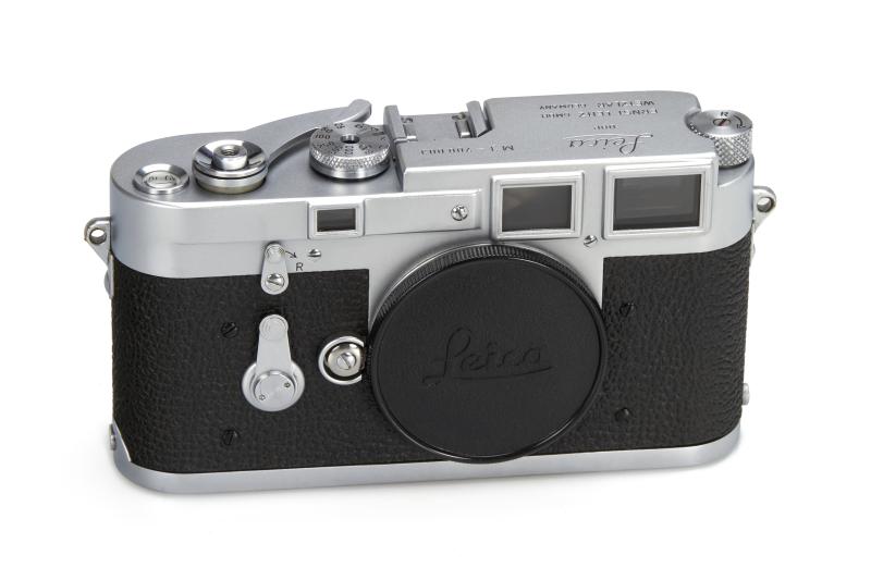 Leica M3 No. 700003 'Willi Stein' Die sensationelle Entdeckung der dritten Leica M3! Kamera Nr.700003 wurde am 9. Oktober 1953 an Willi Stein, dem Chefdesigner von Leitz und Erfinder der M3, übergeben. Schätzpreis: € 150.000 – 170.000