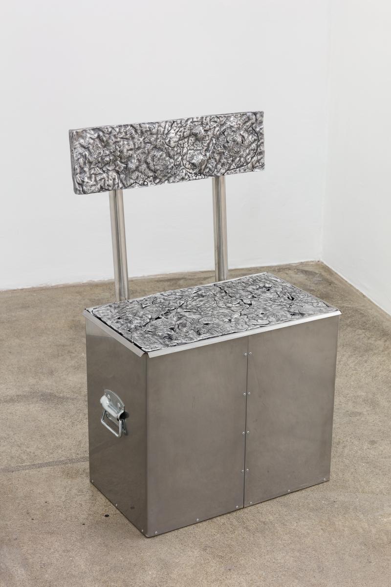 Sophie Tappeiner: Irina Lotarevich, Skin Seat Single, 2020, 87 x 52 x 35.5 cm, cast and polished aluminium, stainless steel, hardware. Courtesy of Sophie Tappeiner, Vienna (Photo: kunstdokumentation.com).