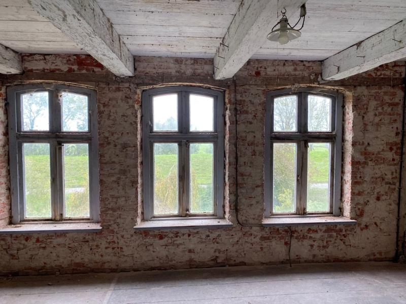 Historische Fenster am Gutshaus in Krummendeich * Foto: Petra Schlecht