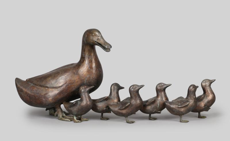 00194 Kurt Arentz, unbez.  Köln 1934 – 2014 München, ‚Ente mit sechs Küken‘, Bronze, L = 85 cm – Zertifikat Kunsthaus Binhold 12/2002 –  Ausruf€ 800,–