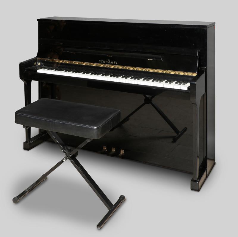 00310 Klavier, Schimmel, 1986/1987  schwarz, 270155, 113 x 148 x 52 cm, Lackschäden, dazu Klavierbank  Ausruf€ 1.000,–