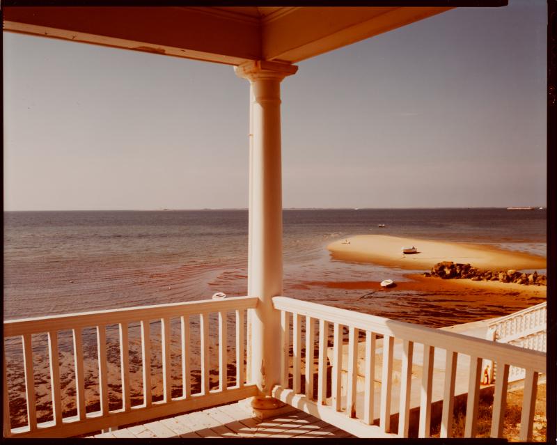 JOEL MEYEROWITZ (*1938) Porch, Provincetown 1977 8x10 Inch Kontaktabzug auf glänzendem Kodak Papier 20,3 x 25,4 cm Schätzpreis: € 2.200 – 2.800