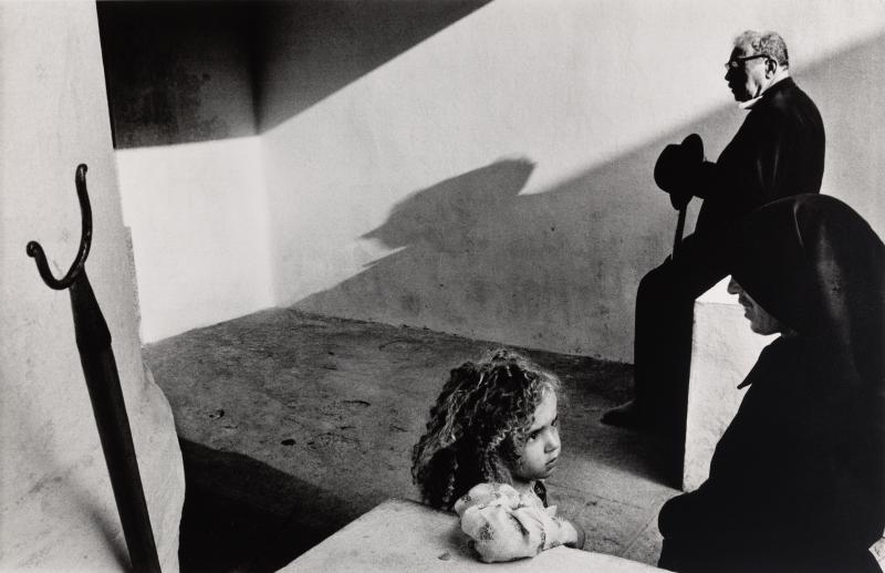 JOSEF KOUDELKA (*1938) Portugal, 1976 Silber-Gelatine Print 50,7 x 60,5 cm Schätzpreis: € 8.000 – 10.000