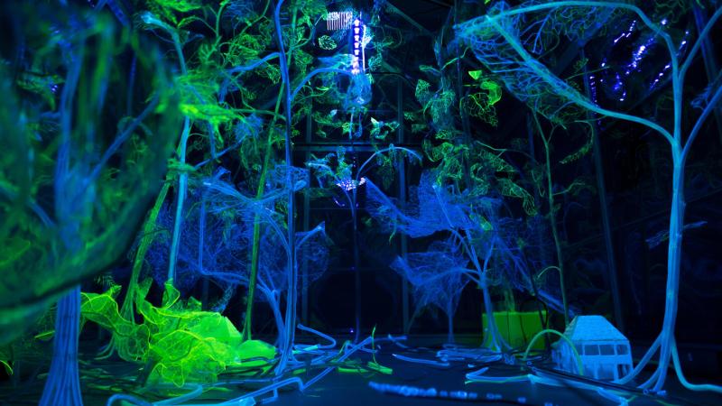 Andreea Medar, Solarium. The Forever Garden, 2023. Transparent plastic stitch, plexiglass, fluorescent pigment, resin, projection, black UV light, size variable. Courtesy the artist and Mind Set Art Center