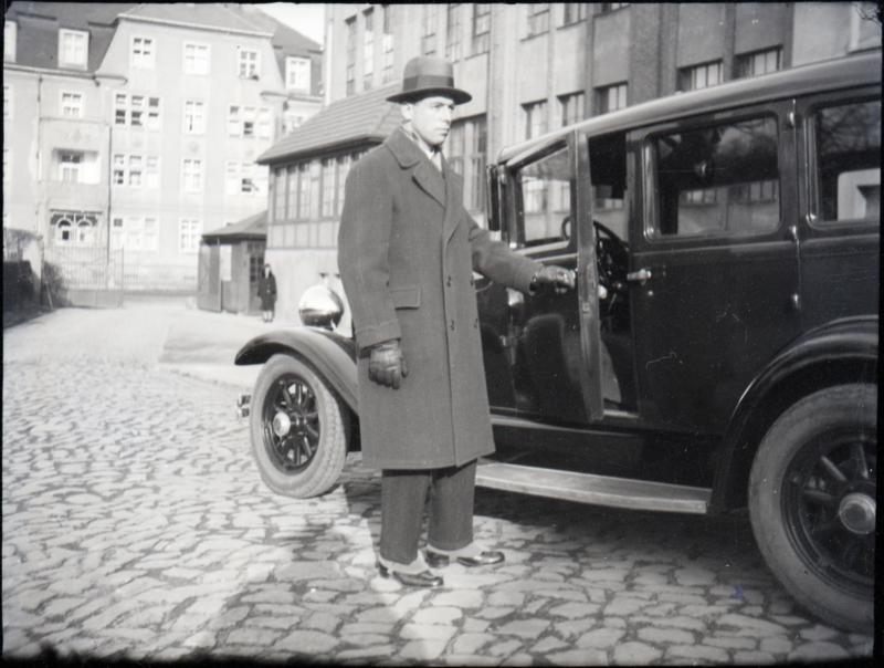 Benno B. Thorsch neben Firmenwagen auf dem Hof des Gebäudes Bärensteiner Straße 30, Sitz der Firma „Kamera-Werkstätten Guthe & Thorsch Dresden“, ca. 1934