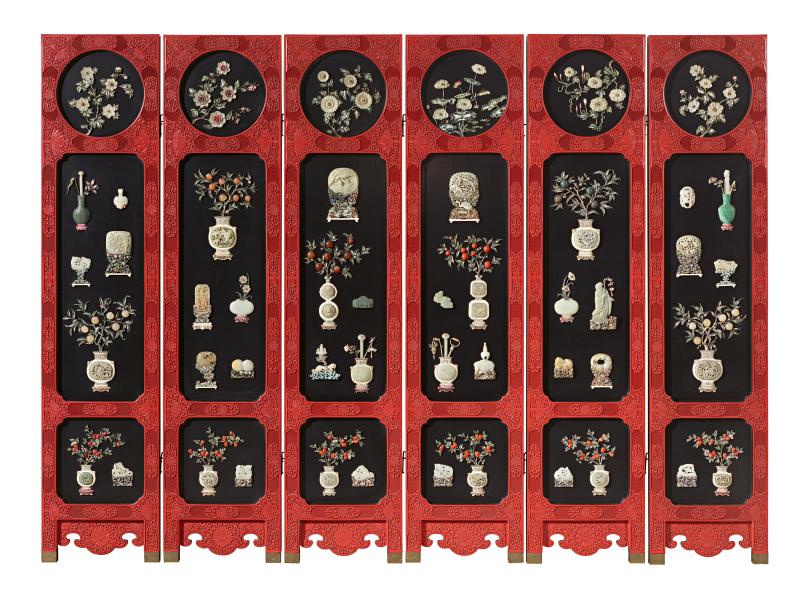 Stellschirm. Holz, Lack, Jade- sowie Stein- und bemalte Elfenbeineinlagen. Frühes 20. Jh. Die Jadearbeiten aus der Ming- und Qing-Zeit Pro Paneel 183,5 x 41 cm; Gesamtlänge 248 cm Ergebnis € 119.000