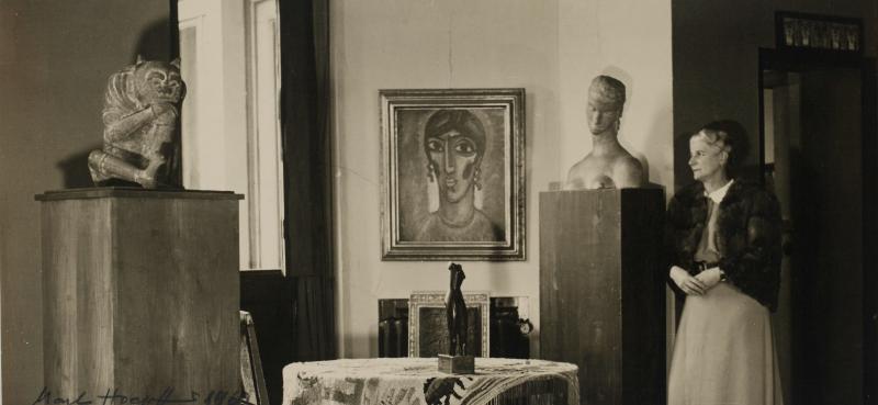 Hanna Bekker vom Rath im Roten Zimmer des Blauen Hauses mit Kunstwerken von Alexej von Jawlensky, Ida Kerkovius, Alexander Archipenko, Wilhelm Lehmbruck sowie dem Wuzhiqi, 1946 Foto: Marta Hoepffner © Estate Marta Hoepffner