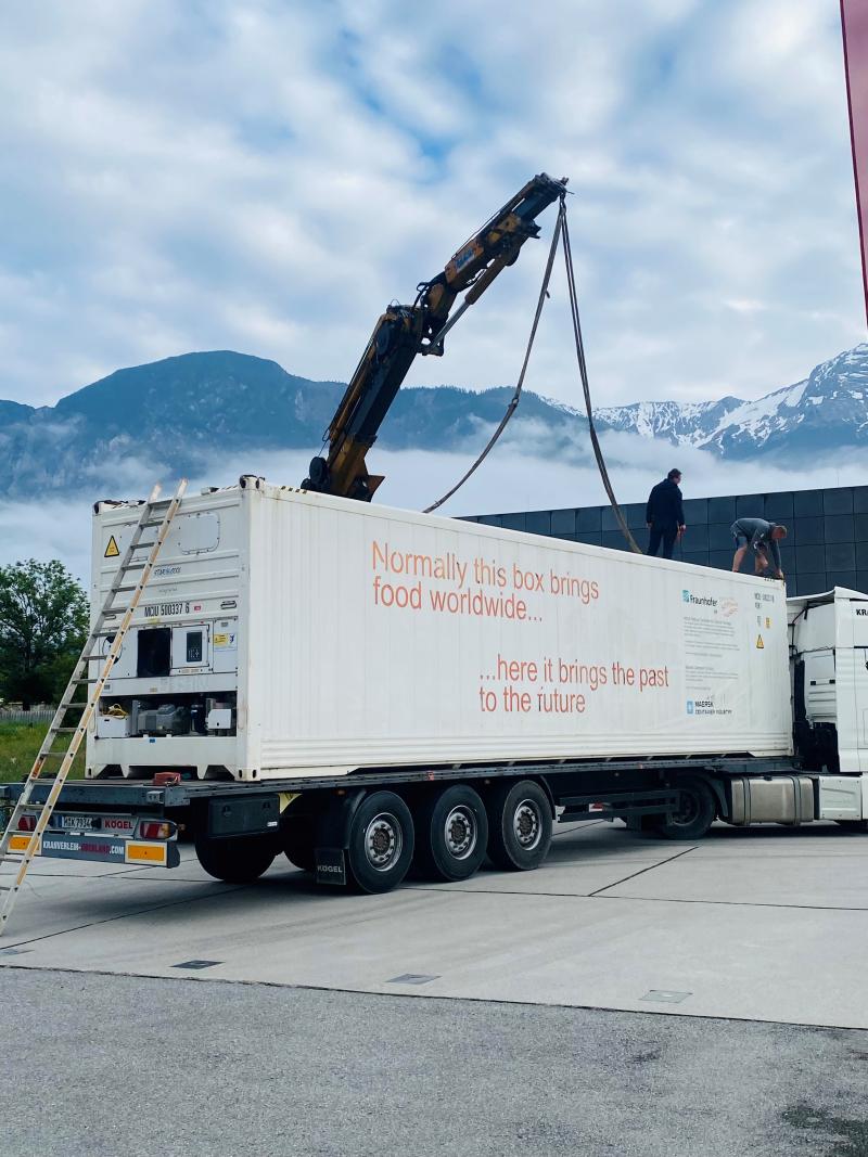 iefkühlcontainer vor dem Sammlungs- und Forschungszentrum (SFZ) in Hall Viele Bestände, vor allem aus der Bibliothek, werden vor der Einlagerung ins SFZ in einem Tiefkühlcontainer auf minus 40 Grad gekühlt. Somit kann sichergestellt werden, dass Schädlinge, wie Papier- oder Silberfischchen nicht ins SFZ eingeschleppt werden.