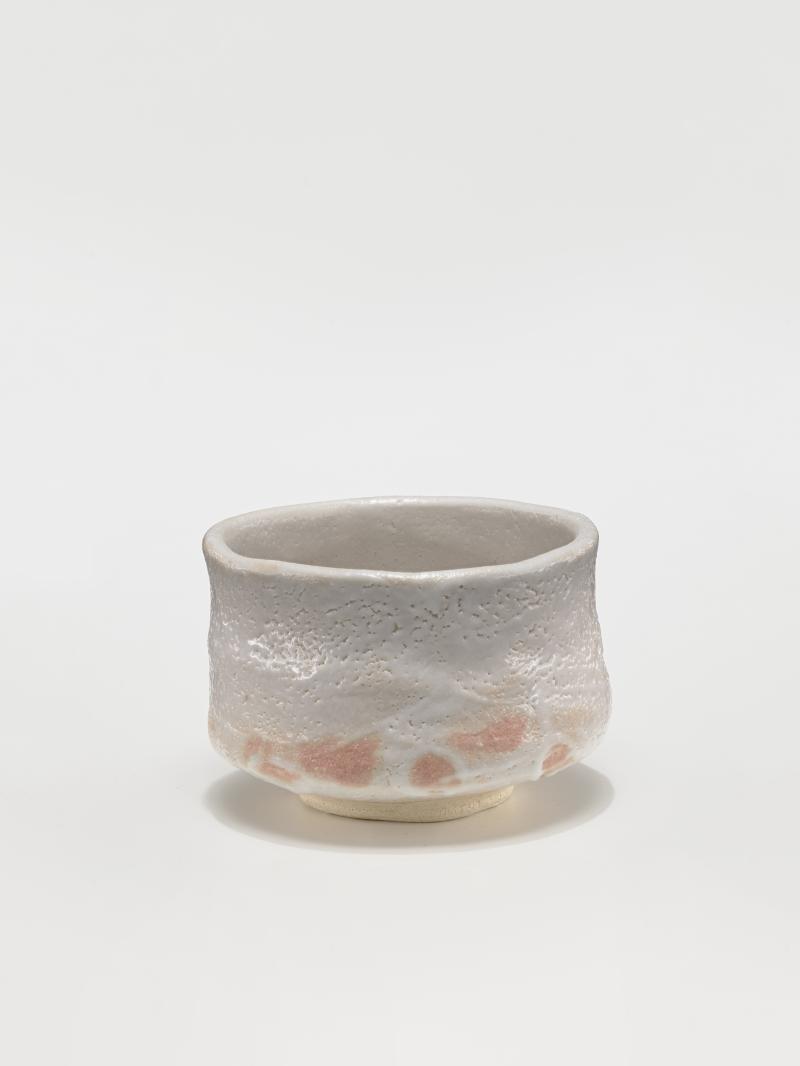 Kanzaki Shihō, Teeschale (shino chawan), 1995/96, H. 8,6 (gefördert durch die Kulturstiftung der Länder)