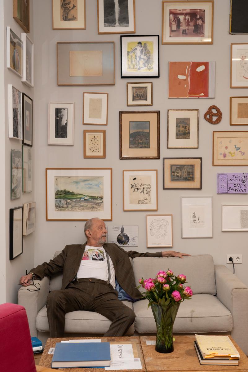 Professor Kasper König  In seiner Wohnung umgeben von seiner Sammlung Foto: © Daniel Poller