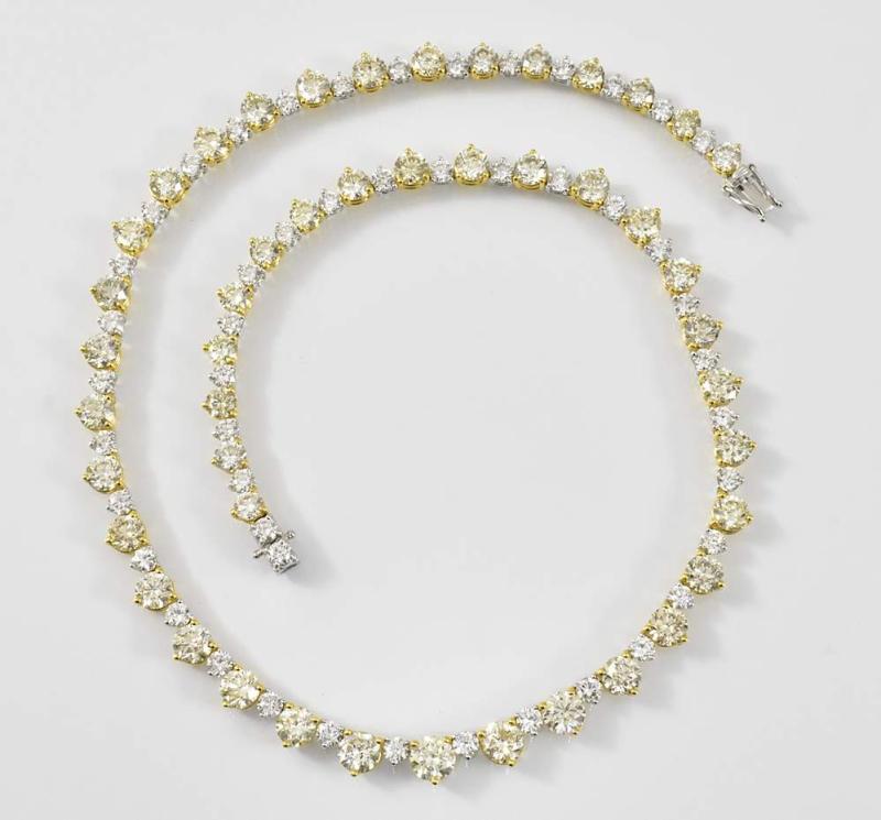 Los Nr: 258 Feines Diamantcollier von 30 ct! Umlaufend im Verlauf ausgefasst. Brillanten zus. ca. 30 ct. Mittelsteine von je 0,60 ct. - 0,80 ct. Weiß (wesselton) und fancy light yellow im Wechsel. 18 ct. GG-Fassung mit Chatons. L 40 cm Ausrufpreis: € 28900,-