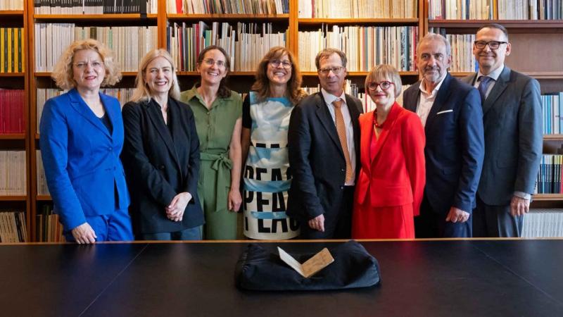 Annette Ludwig, Marion Ackermann, Dagmar Korbacher, Stefanie Buck, Martin Hoernes, Ulrike Lorenz, Hermann Parzinger, Markus Hilgert (v.l.n.r.) © SPK / Liesa Johannssen/photothek.de