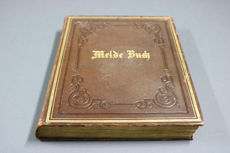 Meldebuch Carl-Palais Berlin bzw. Glienicke, Laufzeit von Januar 1857 bis Oktober 1858, Papier, Ledereinband mit goldgeprägter Schrift, Sammlung B. Schmidt  © SPSG / Silke Kiesant