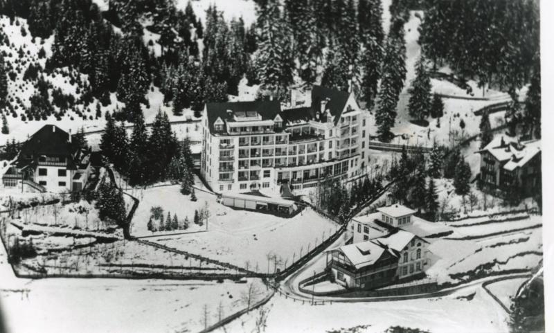 Werbung für das Waldsanatorium in Davos Platz. Die Innenräume sind im Roman nach dem Waldsanatorium gestaltet, in dem auch Katia Mann 1912 untergebracht wurde. Archiv Günther Schwarberg, Hamburg, Fotograf:in: Unbekannt