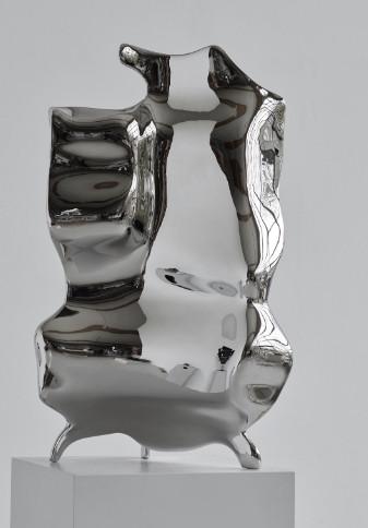 Tony Cragg, Untitled, 2023Stainless steel. 90 x 39 x 58 cm (35.43 x 15.35 x 22.83 in) ©Tony Cragg