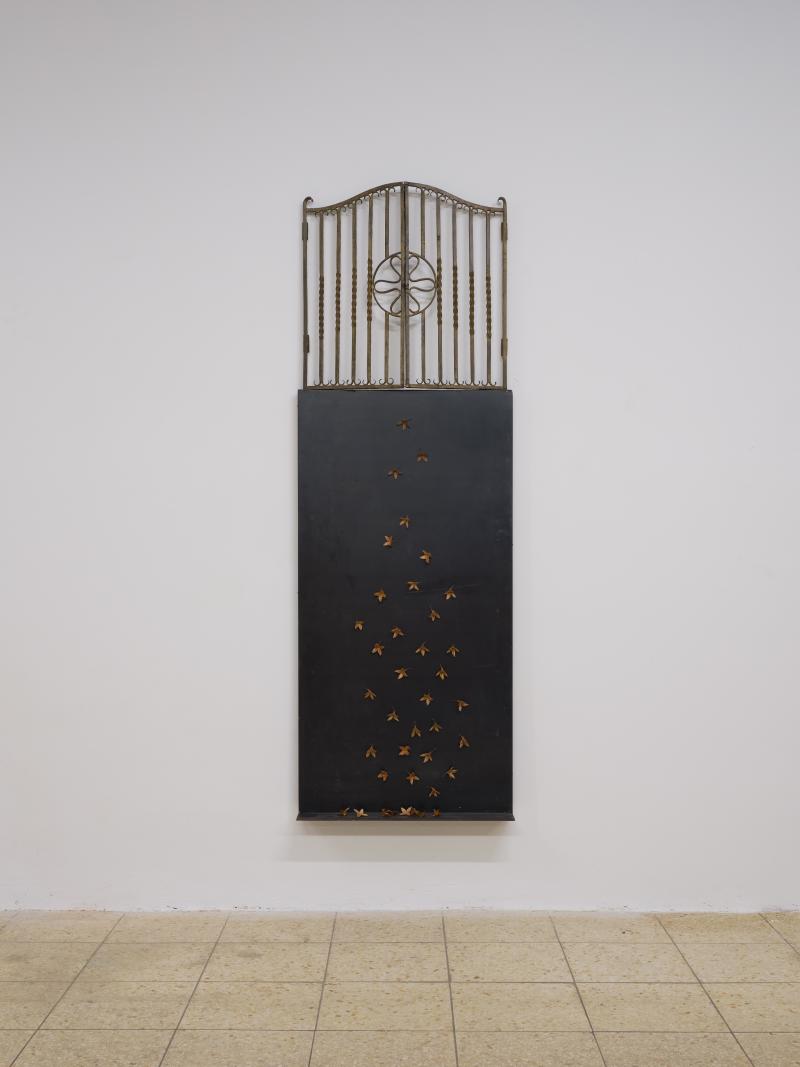 Hubertus Hess, Ohne Titel, 2021, Stahl, Schmiedeeisen, Bucheckern, 180 x 60 x 6 cm, © Kunstvilla/Stadt Nürnberg, Foto: Annette Kradisch