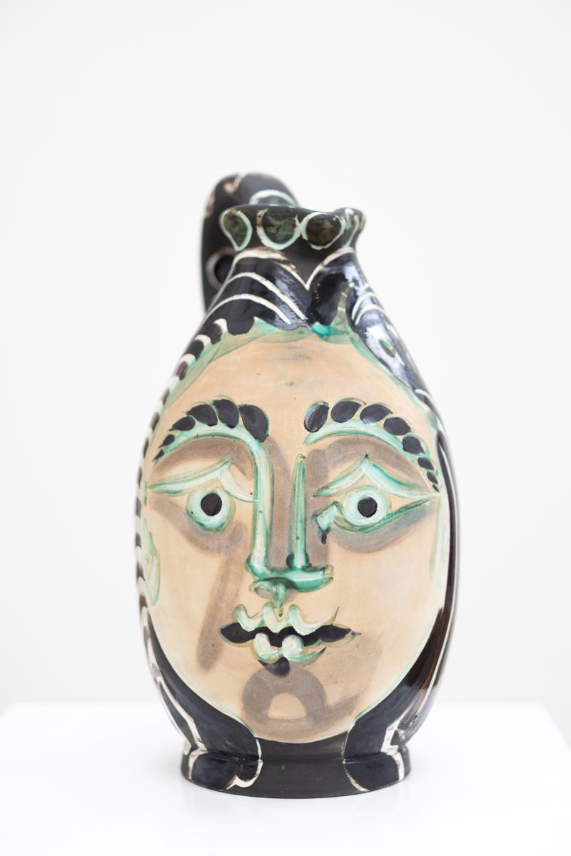 Pablo Picasso Chouette Keramik (Terre de faïence Vase), teilweise glasiert mit schwarzen, braunen, roten und weißen Engoben, 1969, 30 × 22,5 cm, Edition 198/250