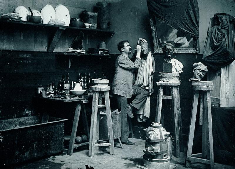 Medardo Rosso in seinem Studio am Boulevard des Batignolles, 1890 Abzug vom Original-Glasnegativ  13 × 17,7 cm  © Archivio Medardo Rosso