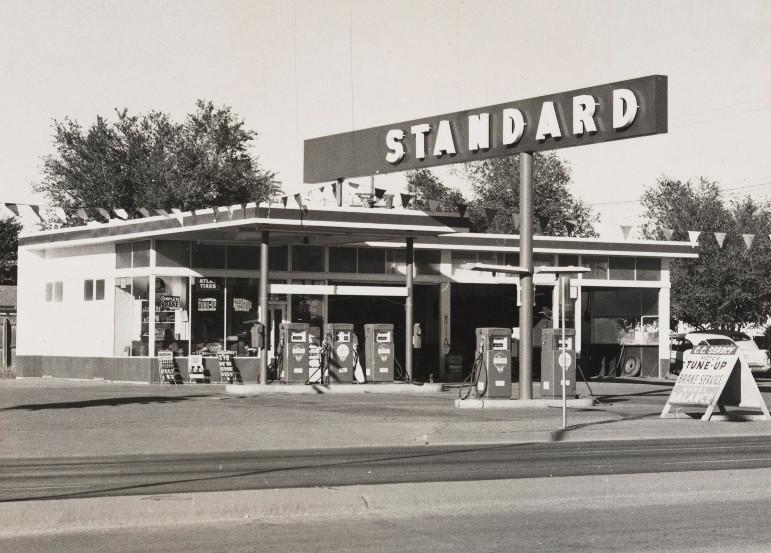 Ed Ruscha, Standard Station, Amarillo, Texas, 1962. Whitney Museum of American Art, New York. © Ed Ruscha. Image: © Whitney Museum of American Art / Licensed by Scala / Art Resource, NY