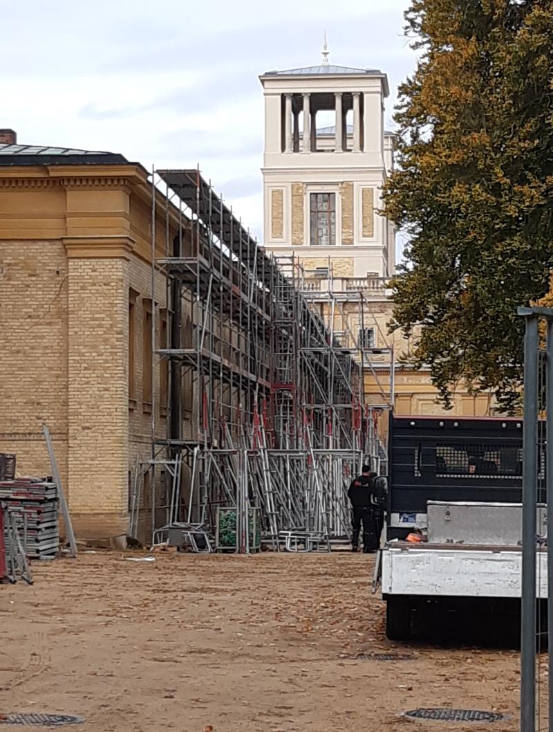 Auch an der Nordseite der Östlichen Pflanzenhalle stehen erste Gerüste. © SPSG / Frank Kallensee