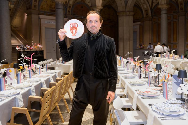 Andreas Kronthaler, Creative Director von Vivienne Westwood, mit der MAK × Gmundner Keramik × Vivienne Westwood Special Plate Edition © eSeL.at - Joanna Pianka