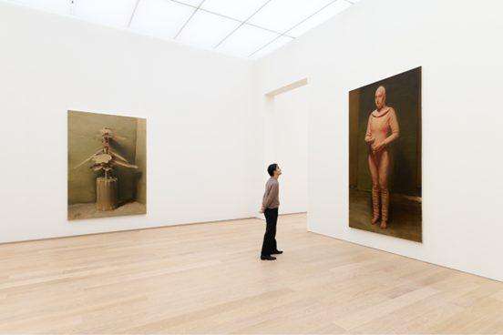 Foto | photo: Antoine van Kaam  [links | left] Michaël Borremans The Prop II, 2015 olieverf op doek | oil on canvas 260 x 200 cm Courtesy the artist and David Zwirner Gallery  [rechts | rights] Michaël Borremans The Bird, 2019 olieverf op doek | oil on canvas 300×190 cm Courtesy the artist and David Zwirner Gallery